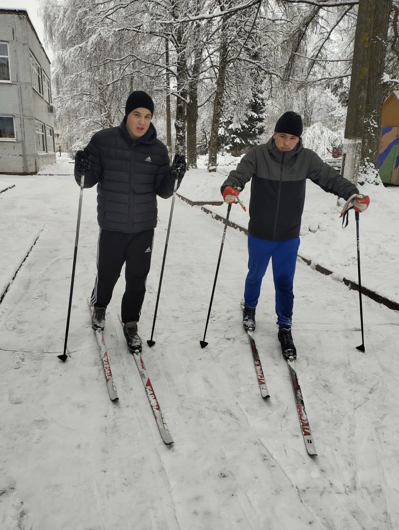 В здоровом  теле - здоровый дух. Прогулка на лыжах.
