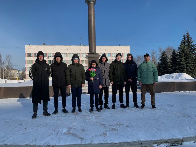 Возложение цветов к стеле "Город воинской славы"