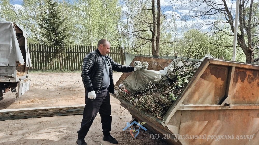 Патриотический субботник на Братском кладбище.