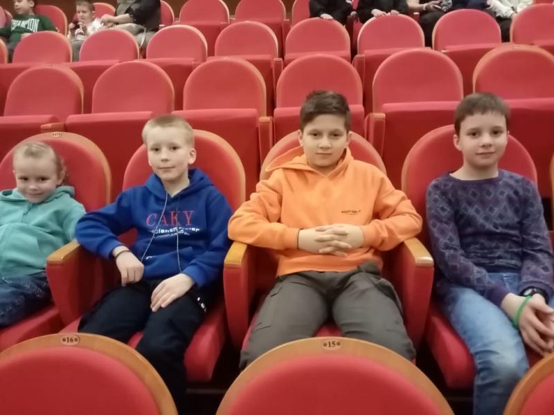 Воспитанники ГБУ ЛО «Тихвинский ресурсный центр» посетили сказочное иллюзионно-шоу «Время чудес»