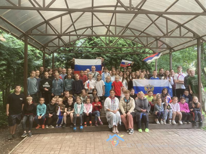 Воспитанники Тихвинского ресурсного центра выступили на праздничном концерте в честь Дня Российского флага