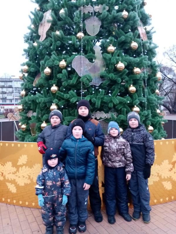 Зимняя прогулка на игровую площадку: радость, качели и предновогоднее настроение.