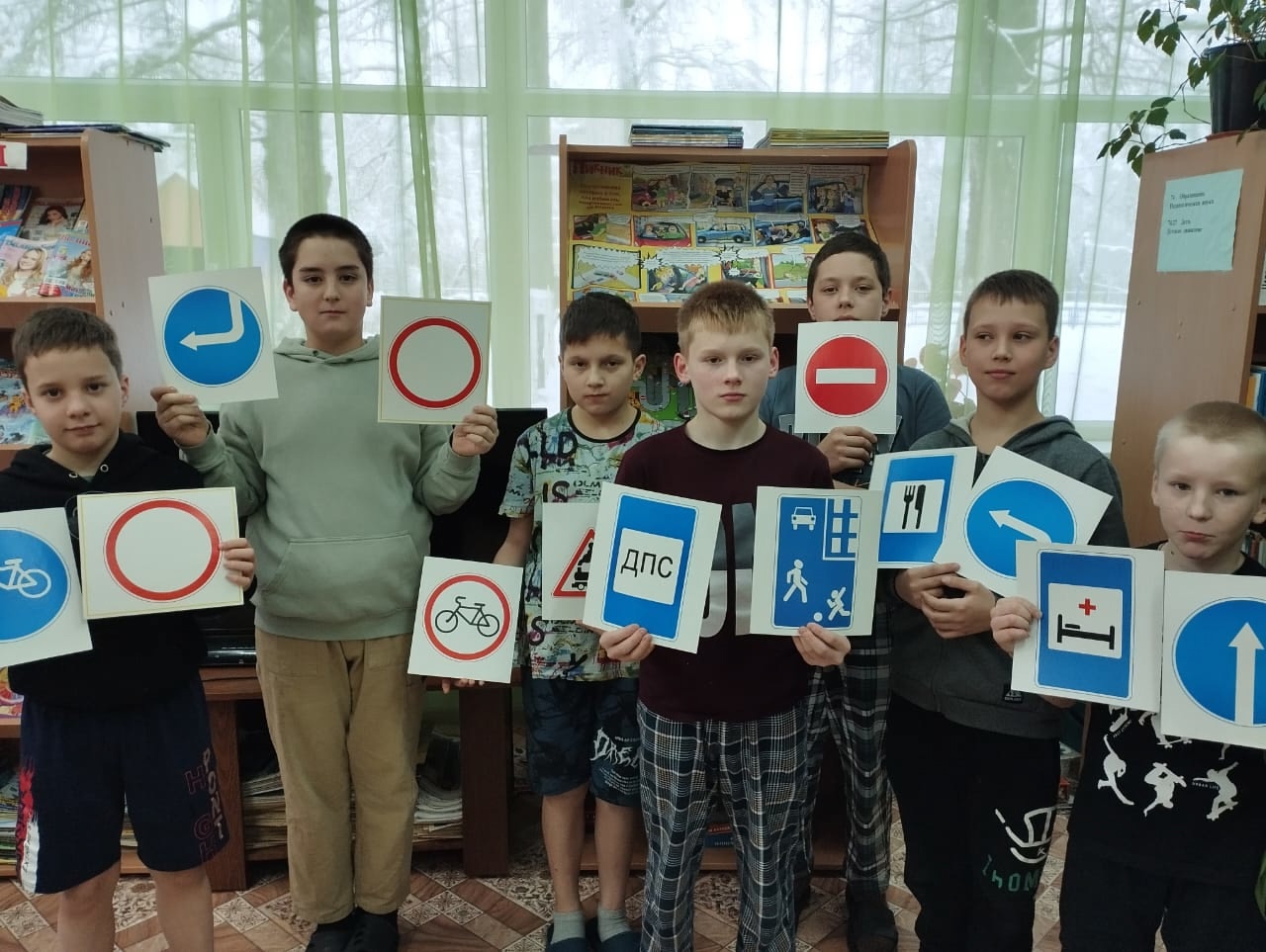 Вручение буклетов о ПДД воспитанникам