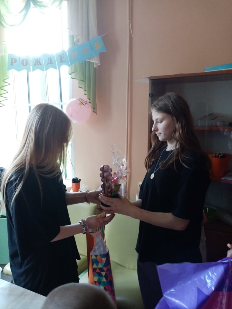 18 лет Кристине: Цветы, песни, счастливая именинница!