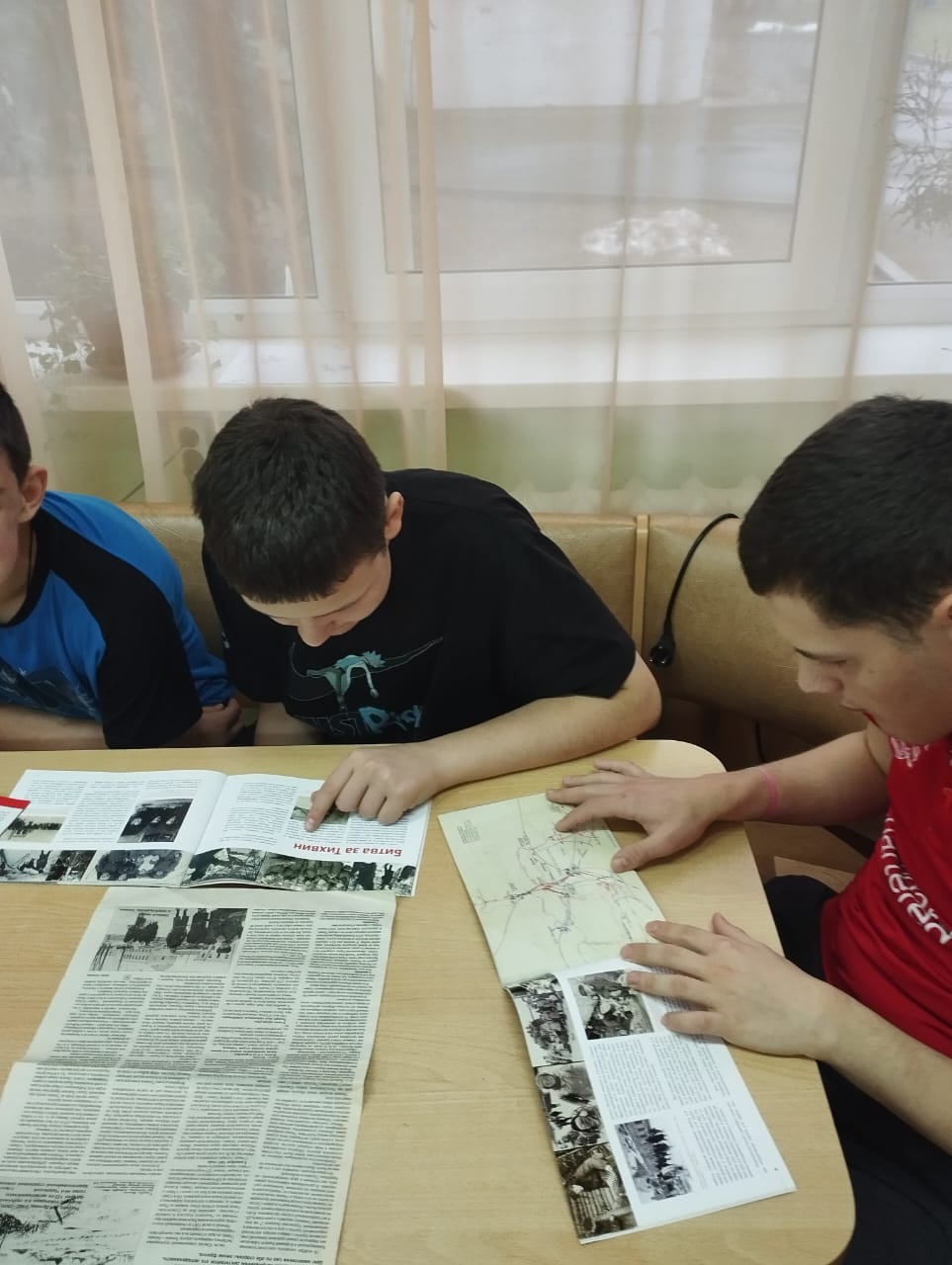 «Путь к победе лежал через Тихвин»: ко Дню освобождения города открылась выставка детских рисунков.