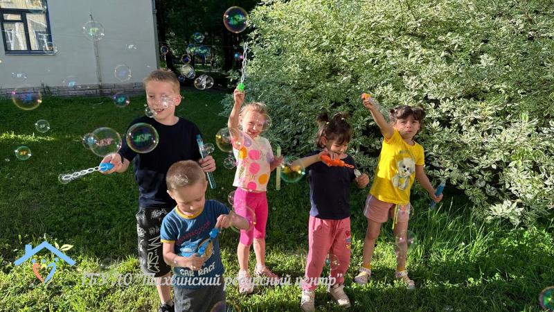 Праздник мыльных пузырей: волшебство летнего дня
