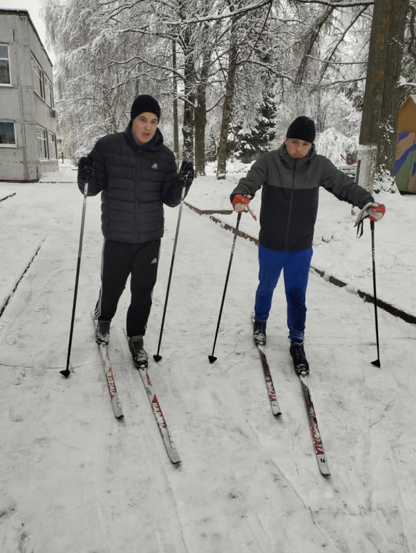 В здоровом  теле - здоровый дух. Прогулка на лыжах.