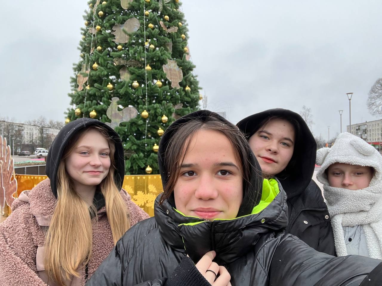 Зимняя прогулка на игровую площадку: радость, качели и предновогоднее настроение.