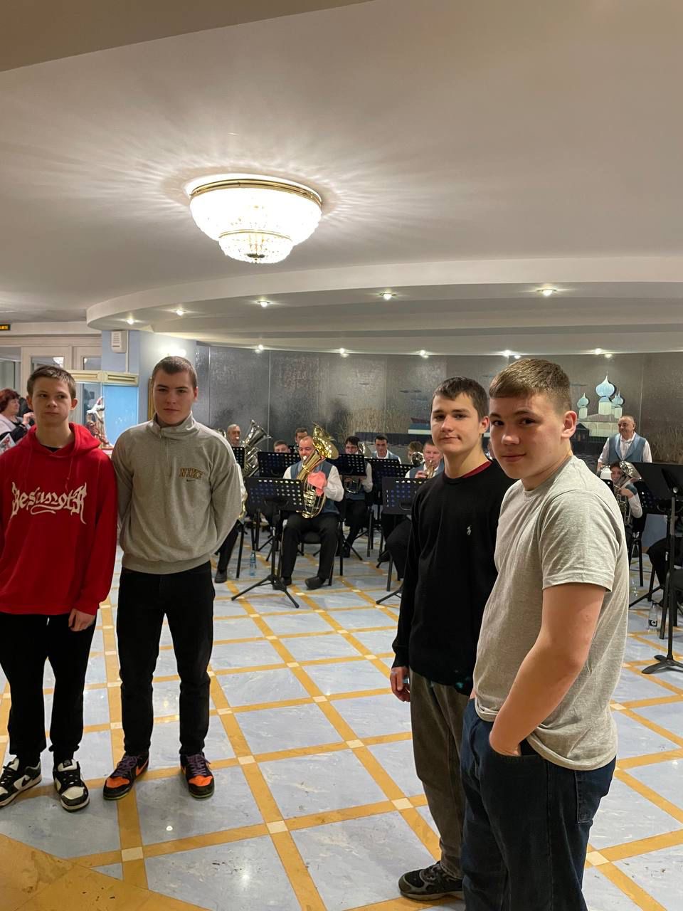 9 декабря в рамках празднования Дня освобождения Тихвина от немецко-фашистских захватчиков, дети Тихвинского ресурсного центра посетили торжественный концерт а после посмотрели великолепный спектакль «А зори здесь тихие»
