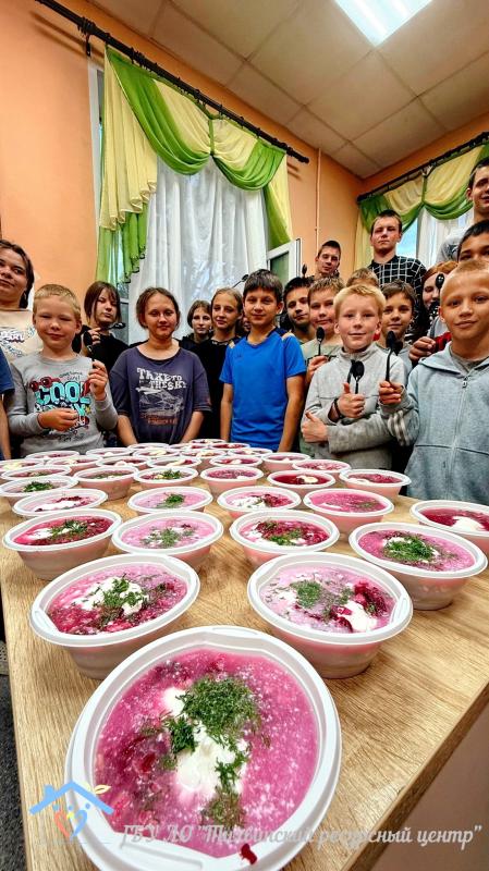 Мечты сбываются: вечер холодного борща в дружной компании.