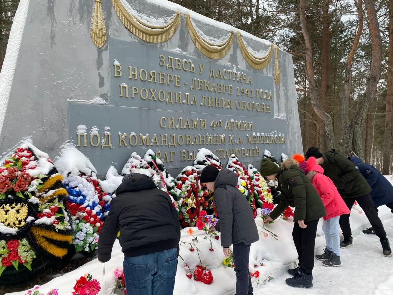 Возложение цветов к Мемориальному комплексу "Астрача"