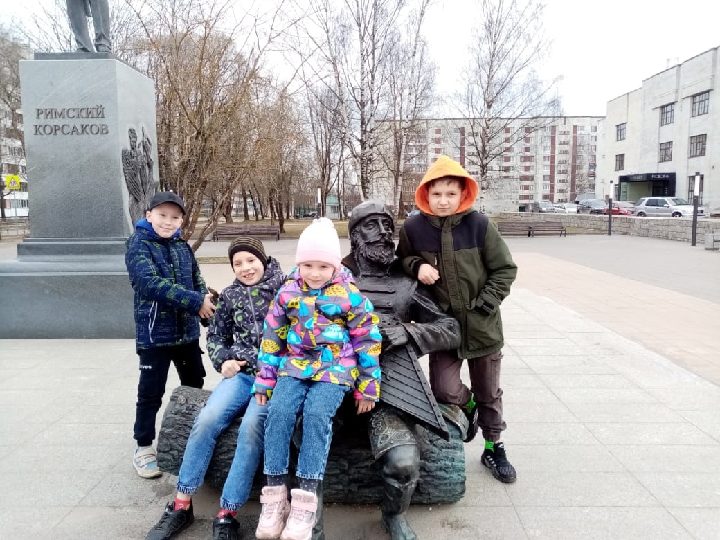 Воспитанники ГБУ ЛО «Тихвинский ресурсный центр» посетили сказочное иллюзионно-шоу «Время чудес»