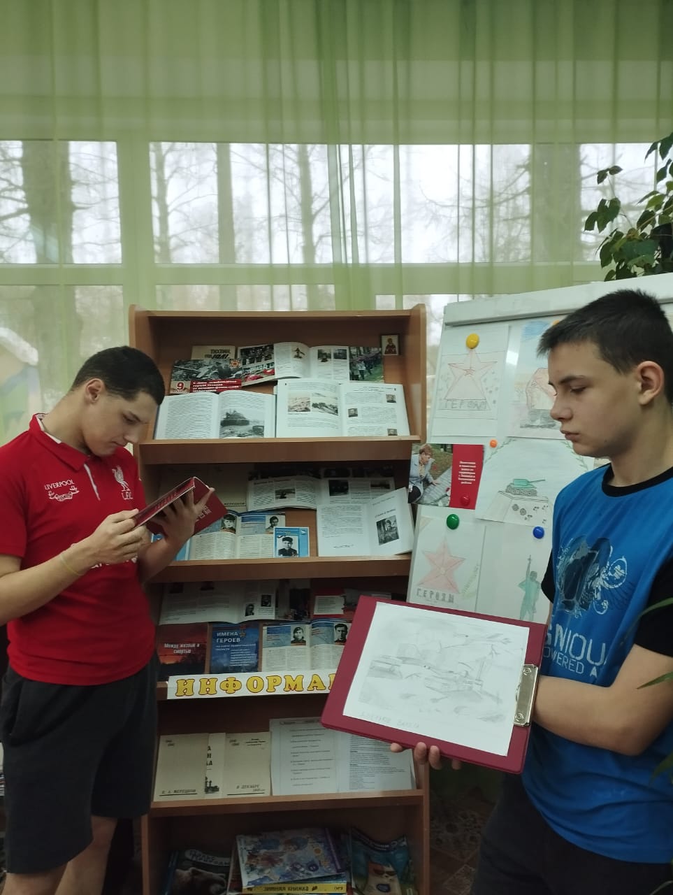 «Путь к победе лежал через Тихвин»: ко Дню освобождения города открылась выставка детских рисунков.
