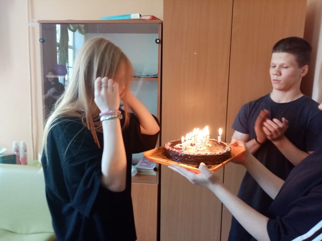 18 лет Кристине: Цветы, песни, счастливая именинница!
