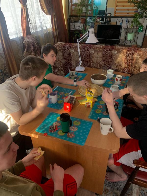 За окном мороз трескучий, а у нас чай из мяты, мёд пахучий…