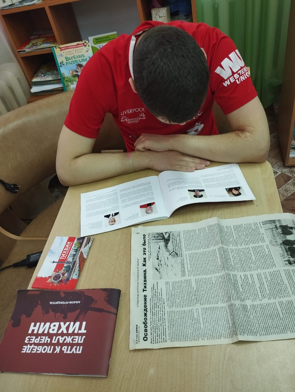 «Путь к победе лежал через Тихвин»: ко Дню освобождения города открылась выставка детских рисунков.