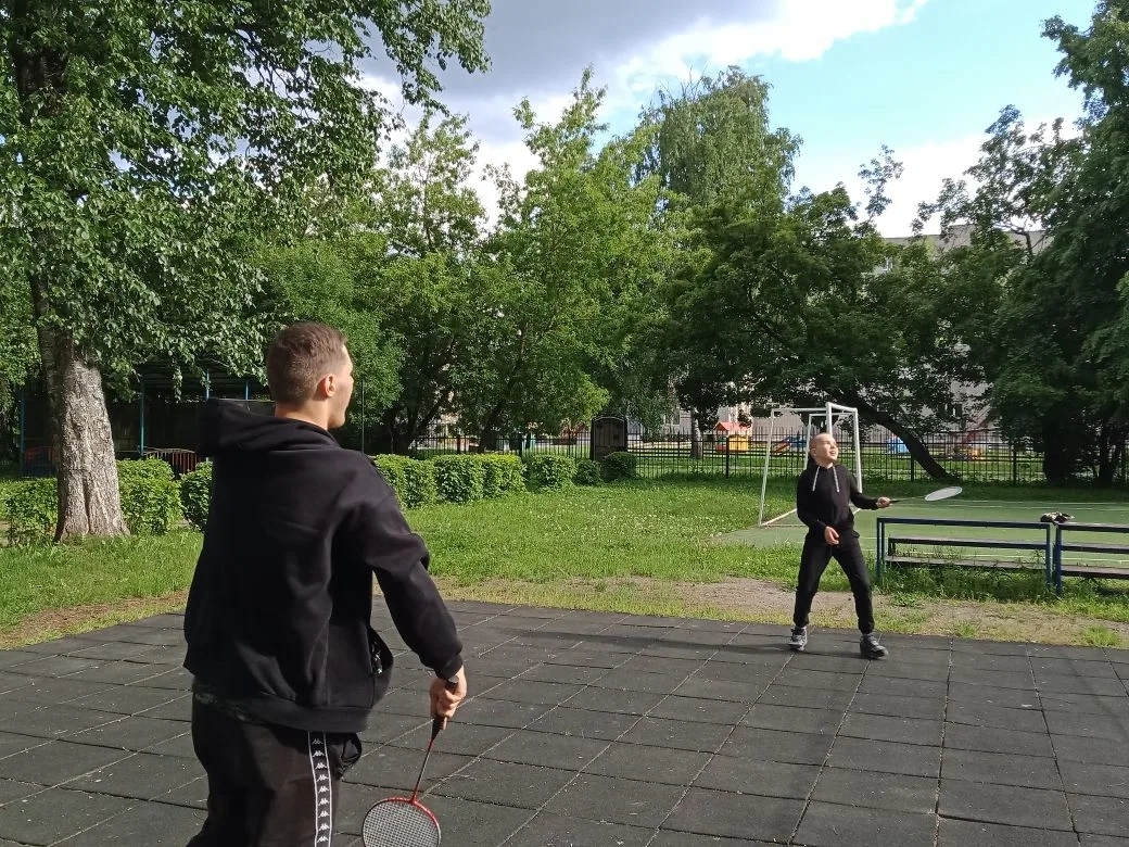 Спортивный час: играем в бадминтон