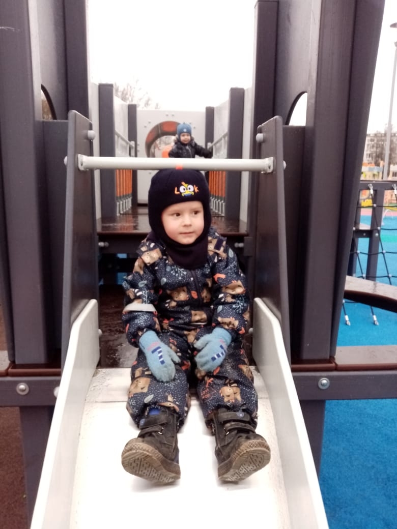 Зимняя прогулка на игровую площадку: радость, качели и предновогоднее настроение.