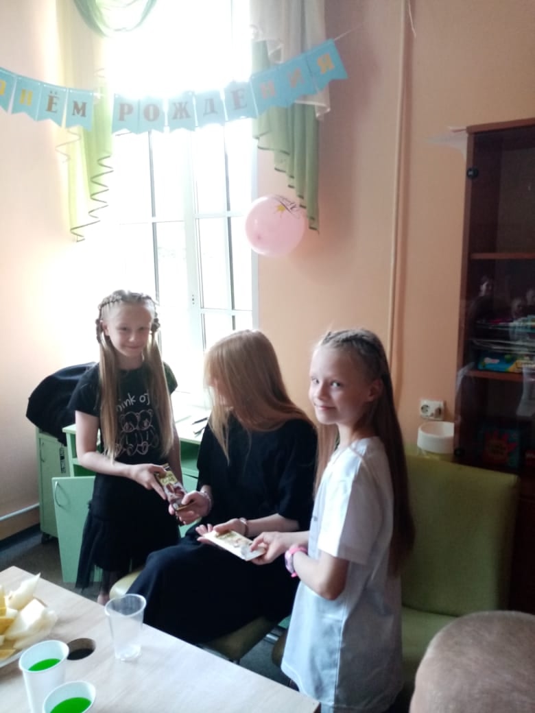 18 лет Кристине: Цветы, песни, счастливая именинница!