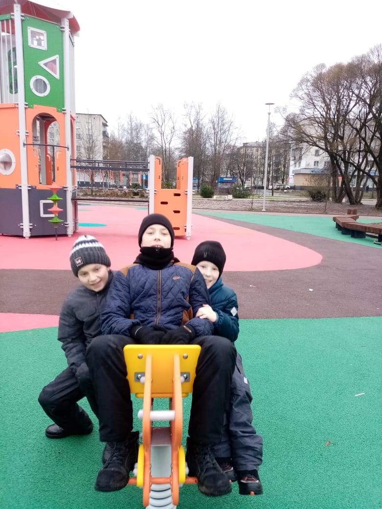 Зимняя прогулка на игровую площадку: радость, качели и предновогоднее настроение.