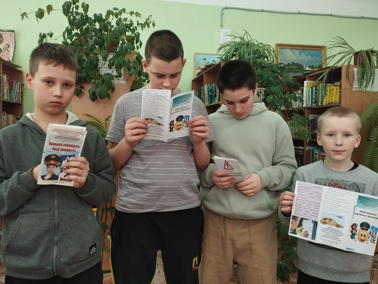 Вручение буклетов о ПДД воспитанникам
