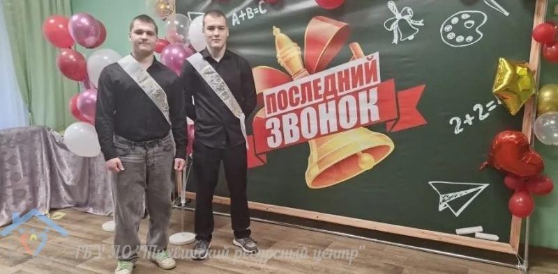 Выпускники прощаются со школой