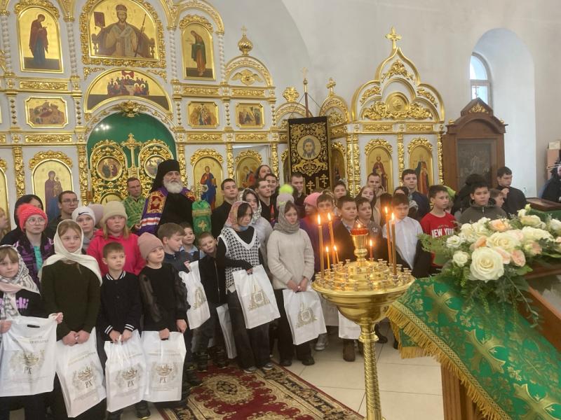 Воспитанники Тихвинского ресурсного центра посетили праздничную Рождественскую ёлку!