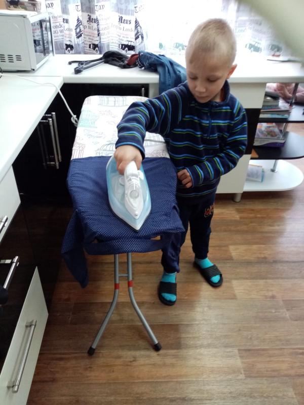 Учим детей гладить бельё