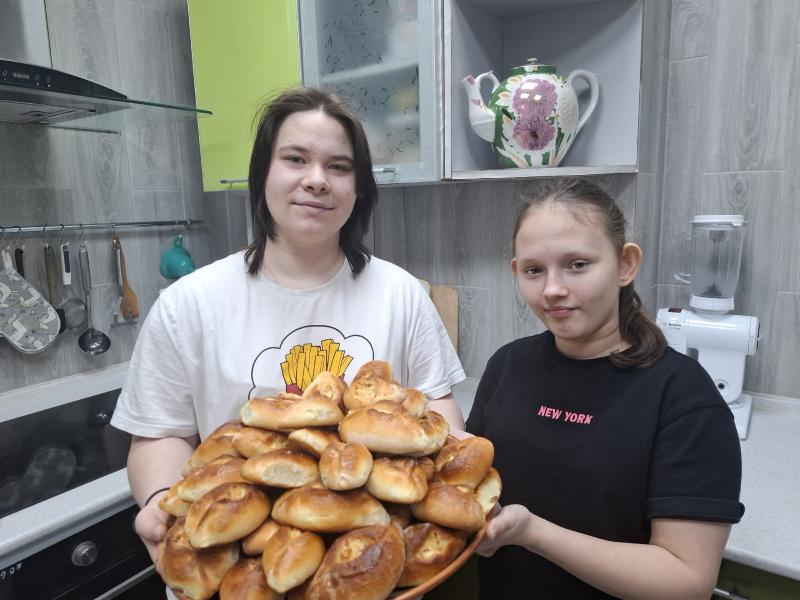 Домашнее гостеприимство: наши ребята испекли пироги для друзей
