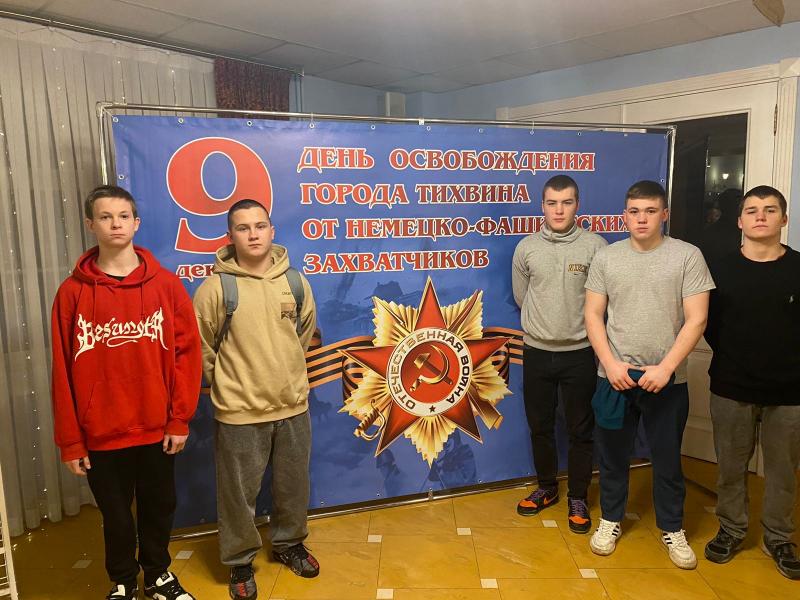 9 декабря в рамках празднования Дня освобождения Тихвина от немецко-фашистских захватчиков, дети Тихвинского ресурсного центра посетили торжественный концерт а после посмотрели великолепный спектакль «А зори здесь тихие»