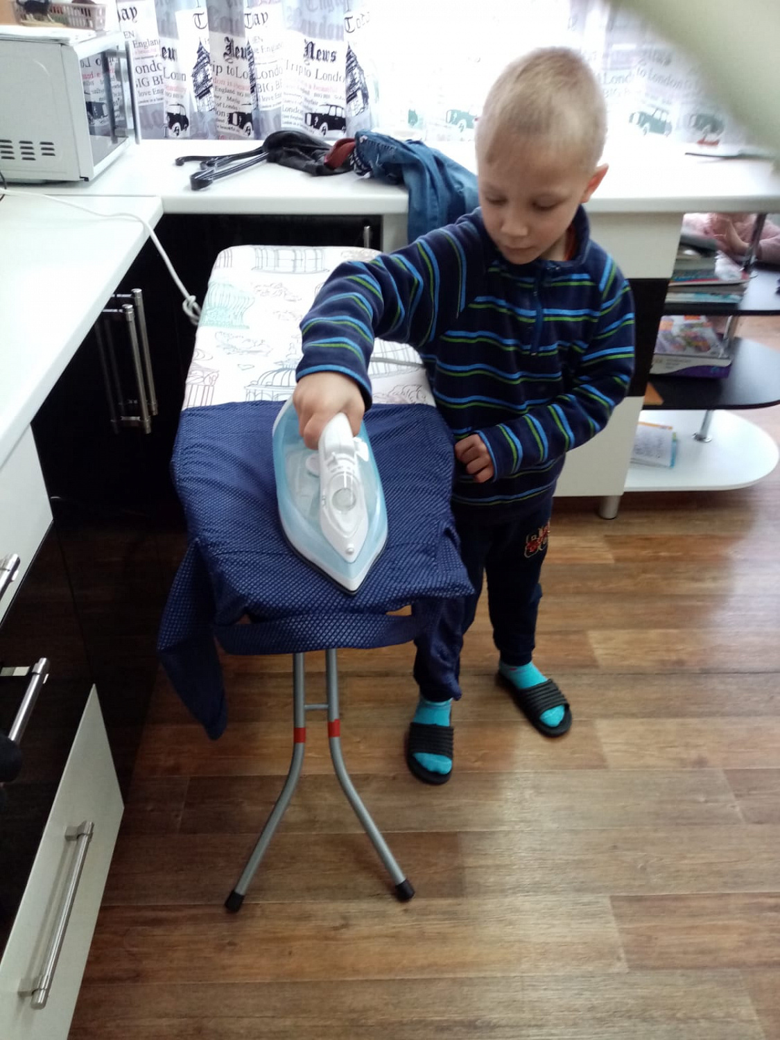 Учим детей гладить бельё