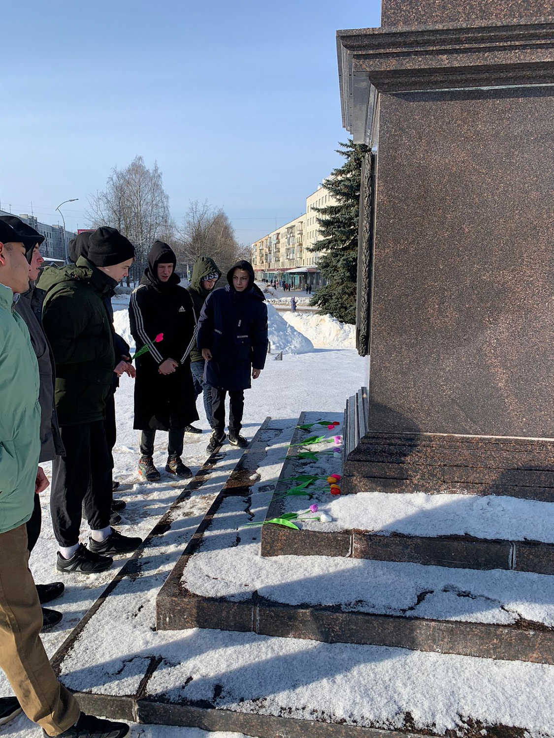 Возложение цветов к стеле "Город воинской славы"
