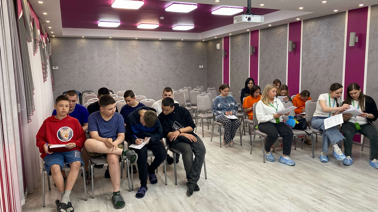 Воспитанники ГБУ ЛО «Тихвинский ресурсный центр» приняли участие во встрече со специалистами Сбербанка