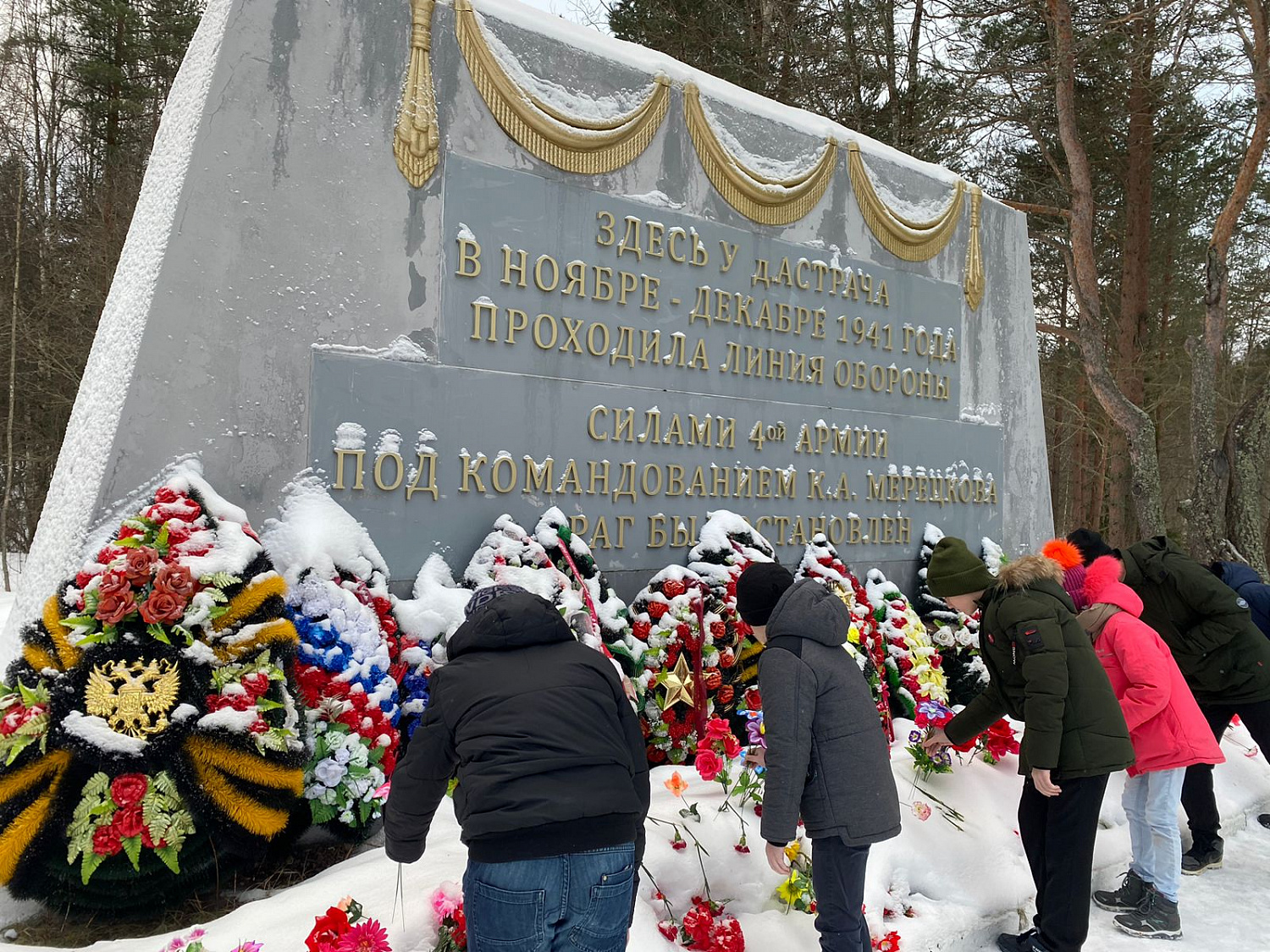 Возложение цветов к Мемориальному комплексу "Астрача"