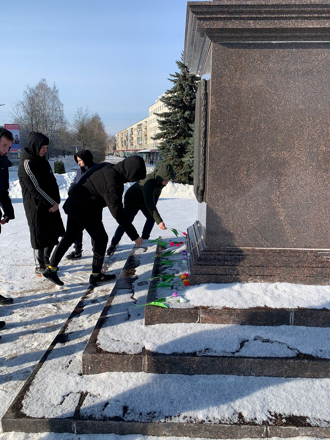 Возложение цветов к стеле "Город воинской славы"