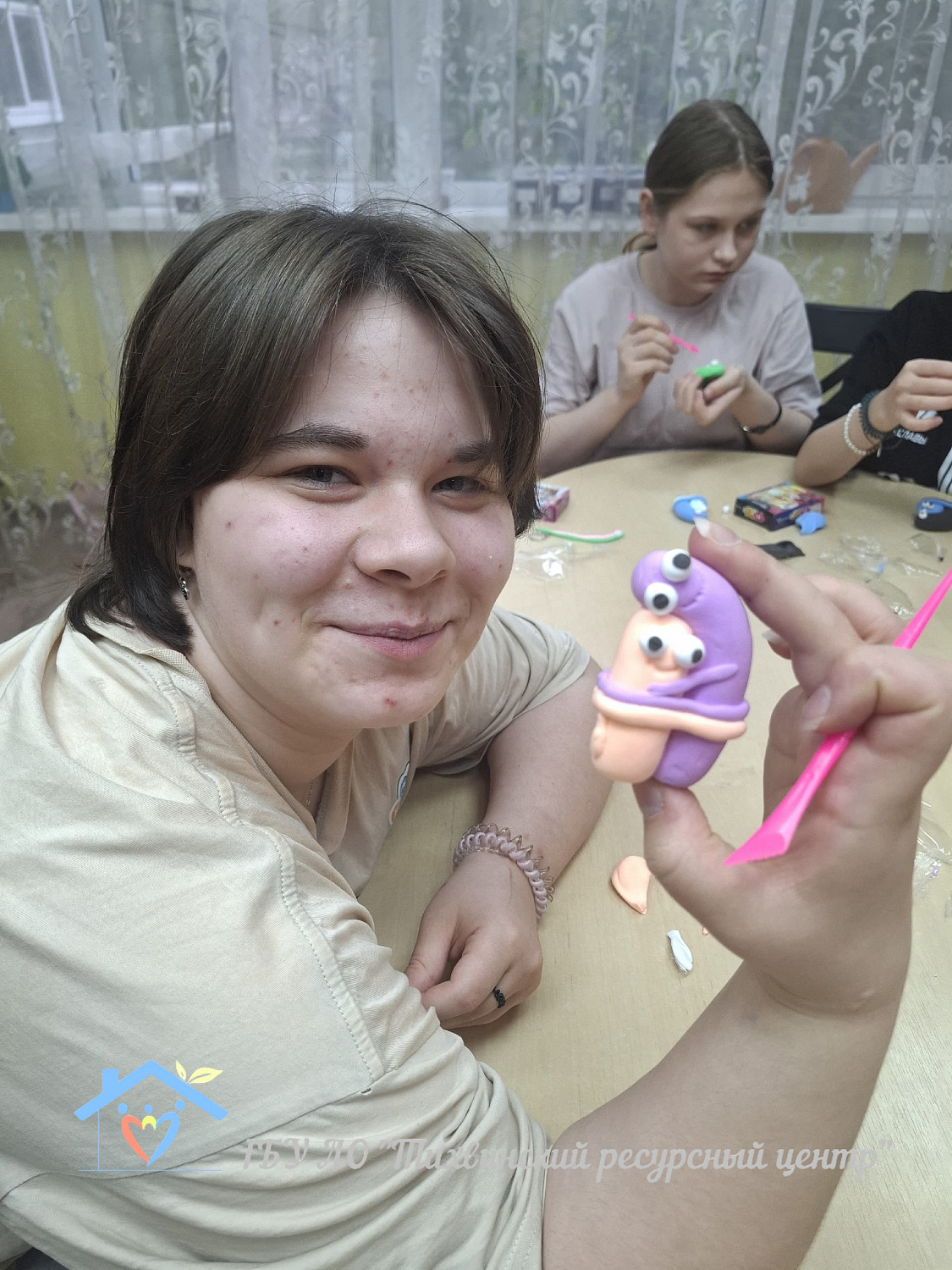 Волонтёрский мастер-класс: воспитанники центра слепили игрушку «Неразлучники»