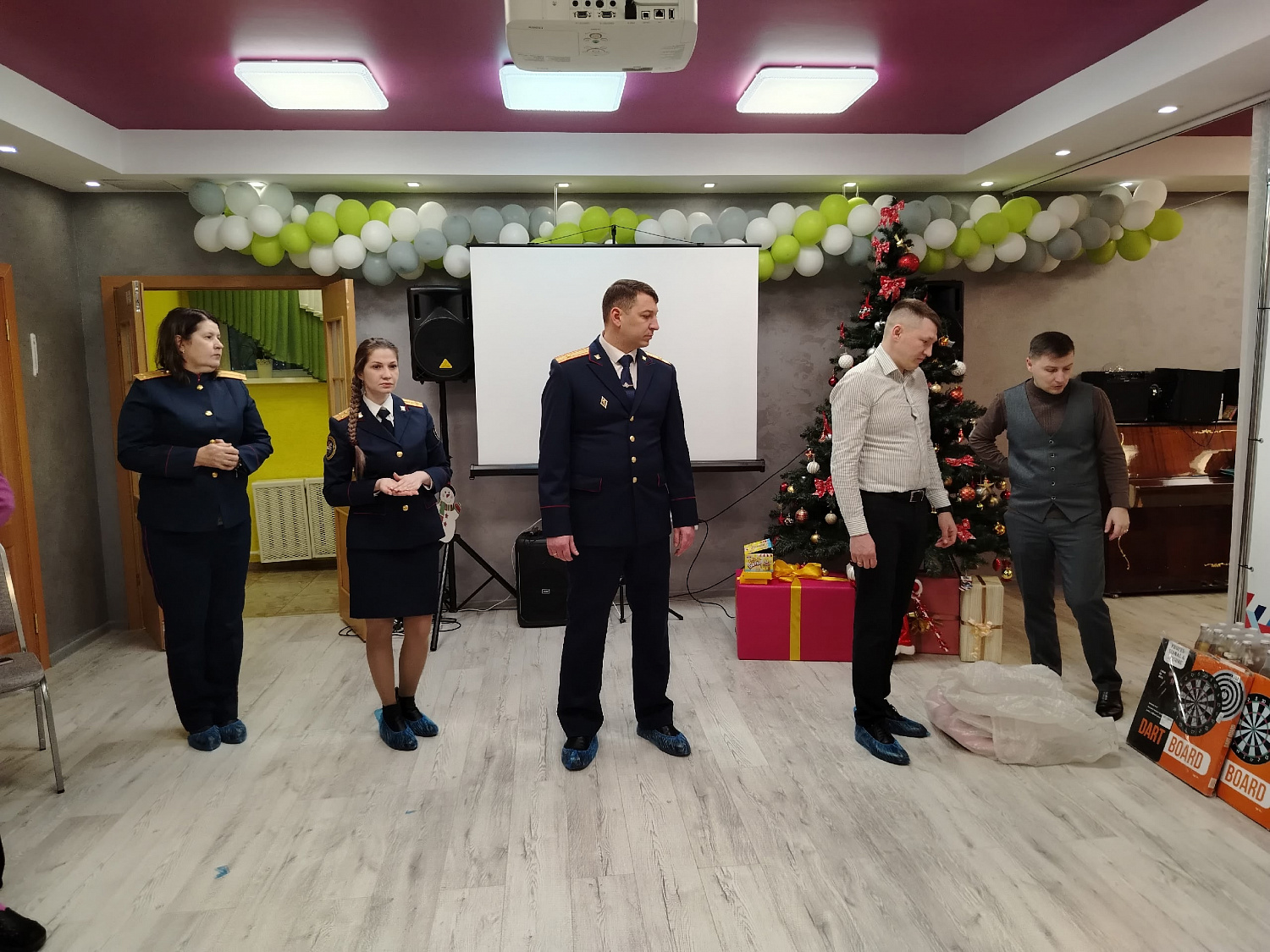 Сотрудники Следственного комитета поздравили воспитанников центра с наступающим Новым годом