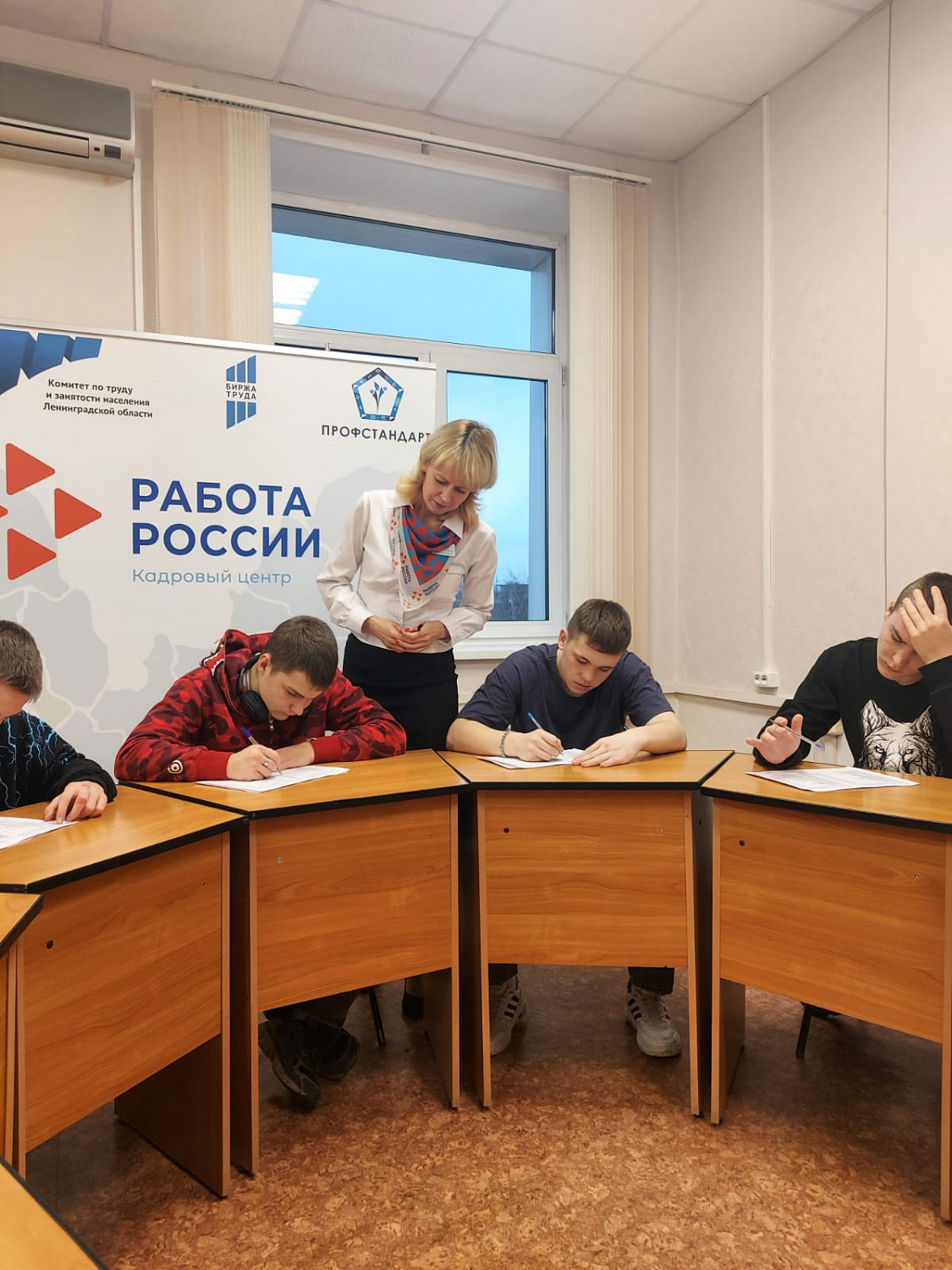 В рамках профориентационной работы воспитанники ГБУ ЛО «Тихвинский ресурсный центр» посетили Тихвинский филиал государственного казённого учреждения «Центр занятости населения Ленинградской области»