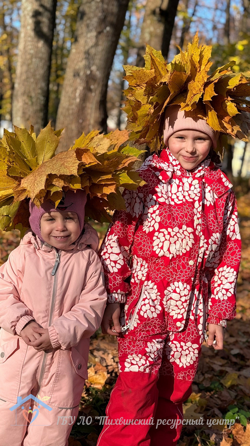 Осеннее очарование: девушки сплели кленовые венки и прогулялись по саду