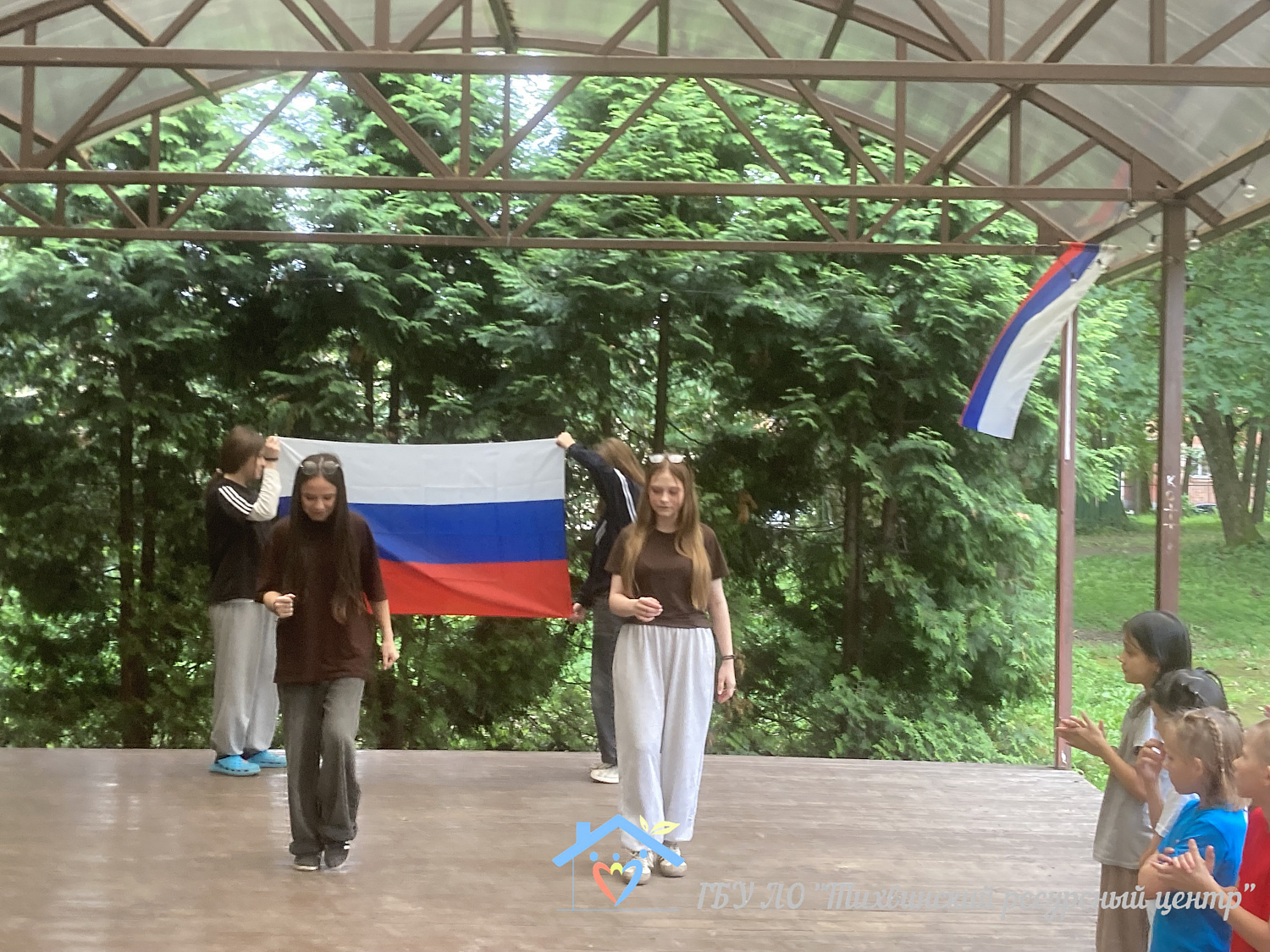 Воспитанники Тихвинского ресурсного центра выступили на праздничном концерте в честь Дня Российского флага