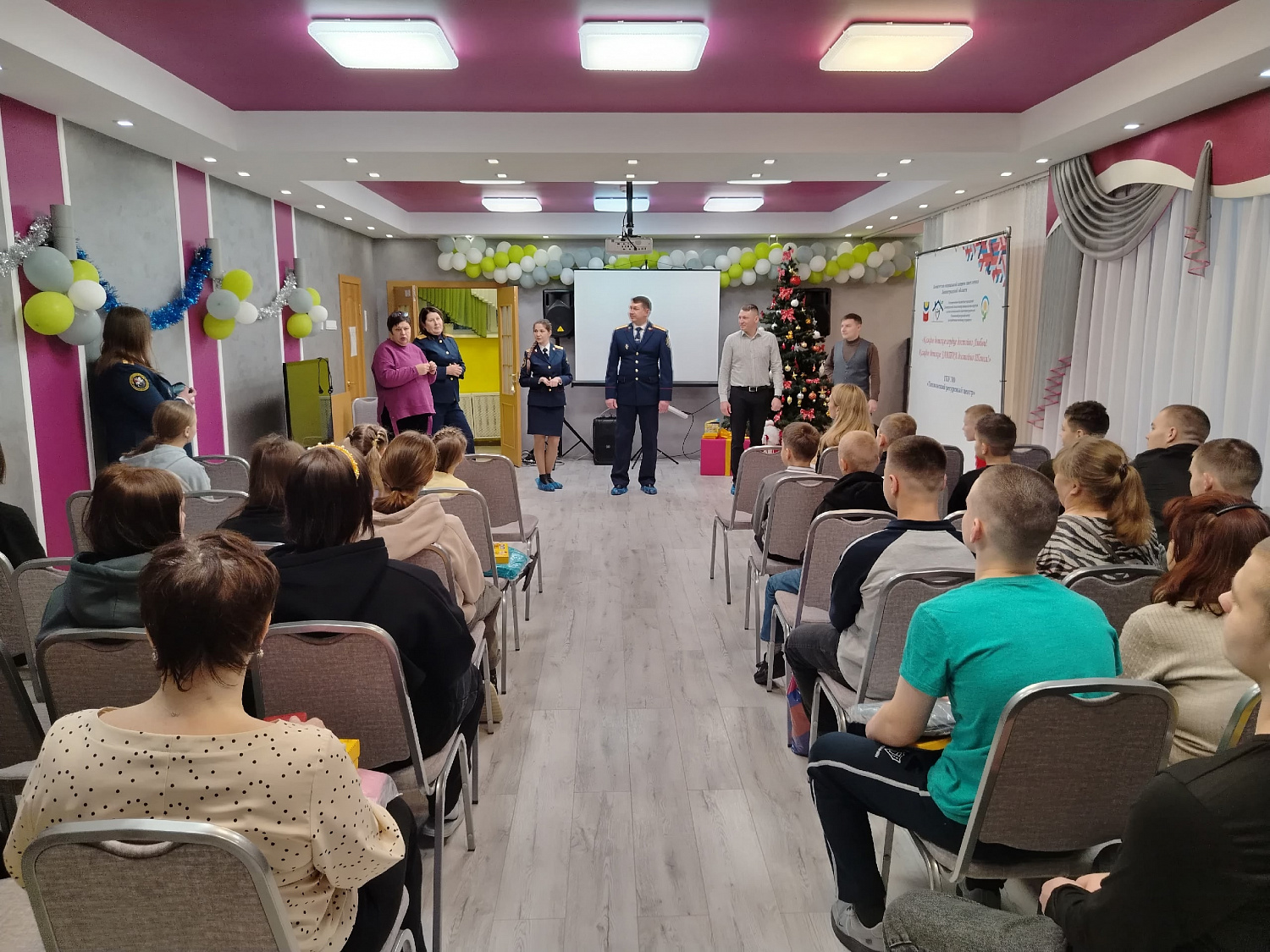 Сотрудники Следственного комитета поздравили воспитанников центра с наступающим Новым годом