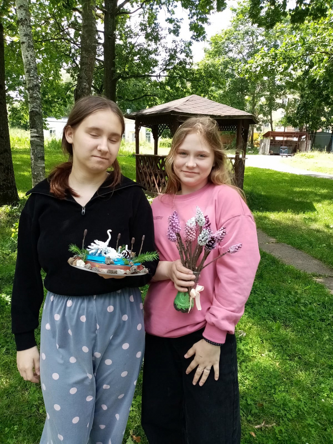 Подготовка к конкурсу поделок из природных материалов. Креативят девушки.