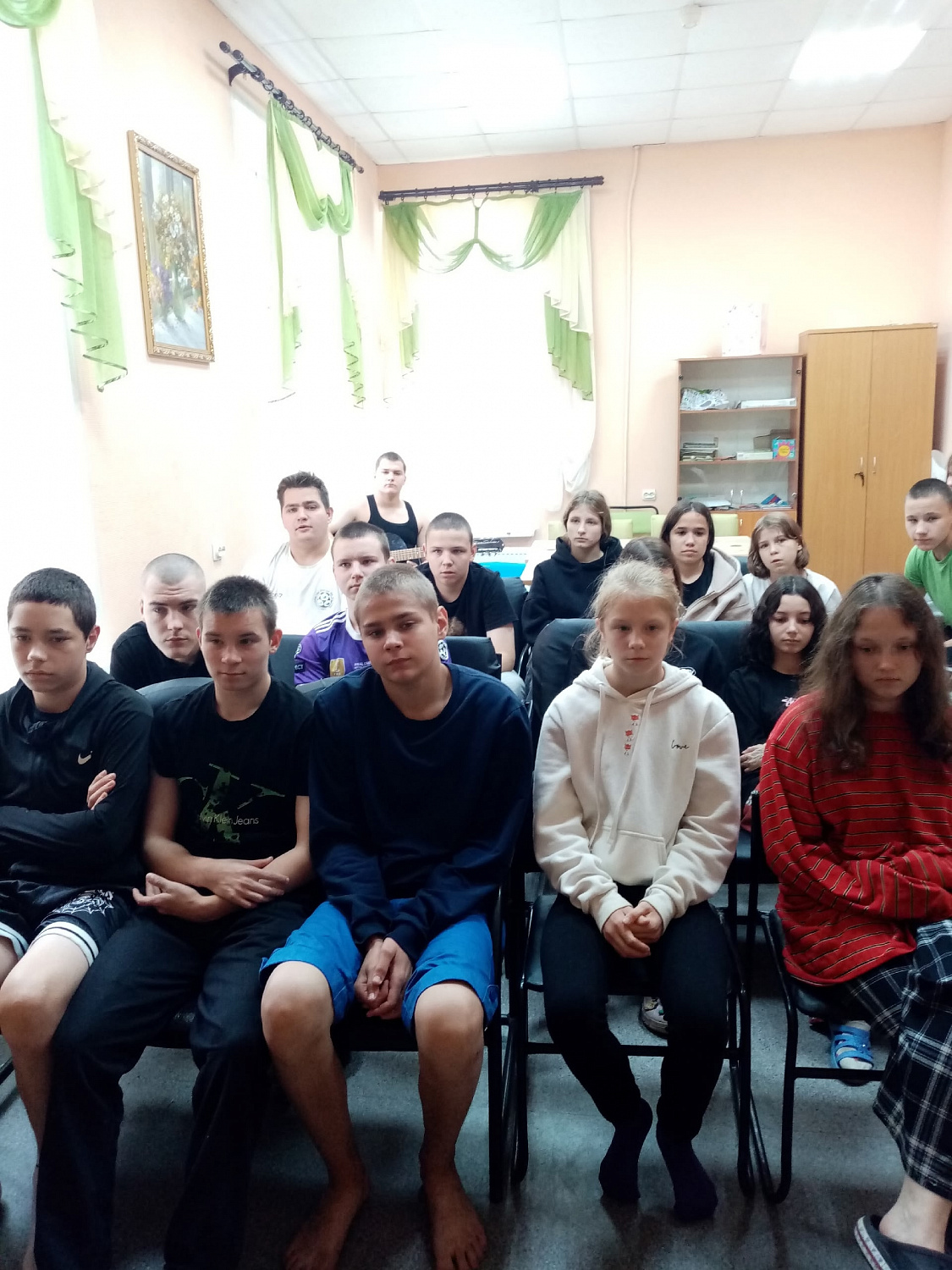 «Звезда по имени Солнце»: воспитанники Тихвинского ресурсного центра почтили память Виктора Цоя.