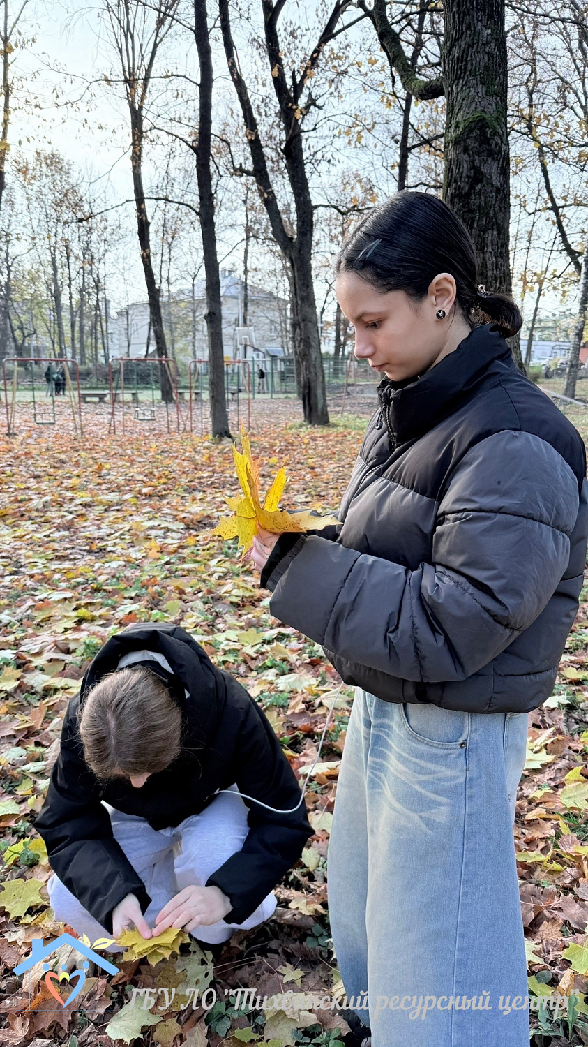 Осеннее очарование: девушки сплели кленовые венки и прогулялись по саду
