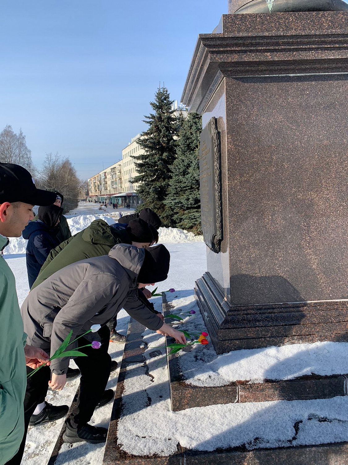 Возложение цветов к стеле "Город воинской славы"