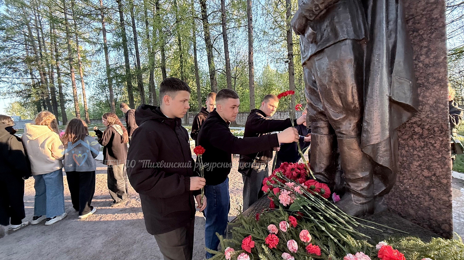 Воспитанники Тихвинского ресурсного центра почтили память героев в День Победы