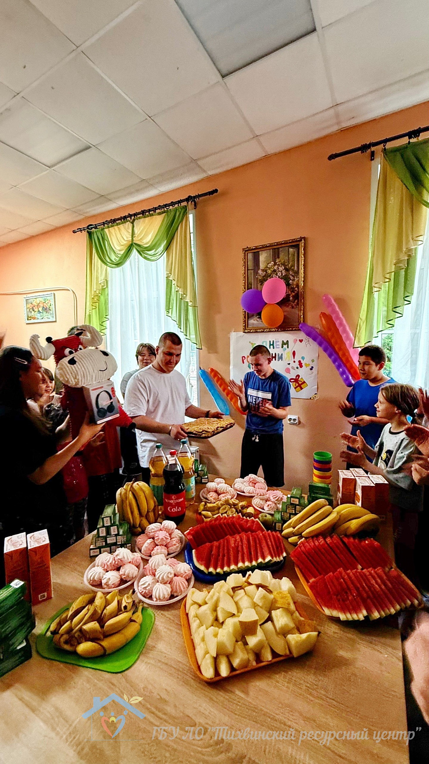 Бык в подарок, пицца-гигант и море сока: как в ДТС «Пушкинский» Сашу проводили в «цифру»