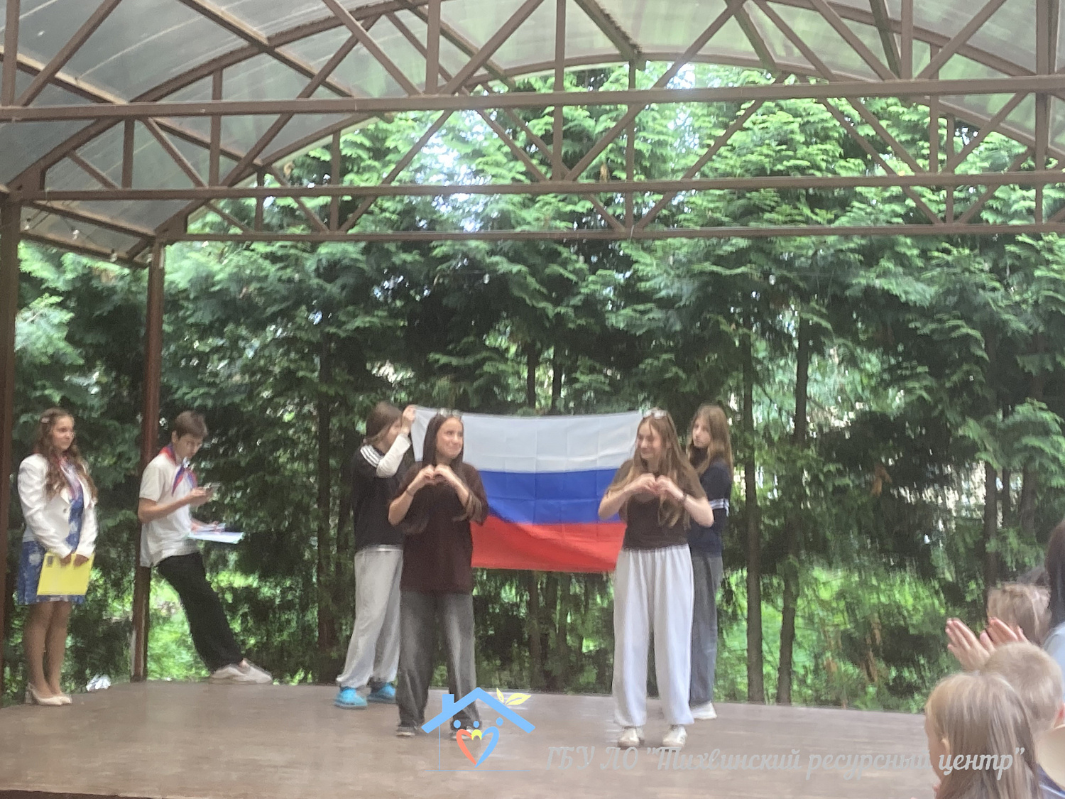 Воспитанники Тихвинского ресурсного центра выступили на праздничном концерте в честь Дня Российского флага