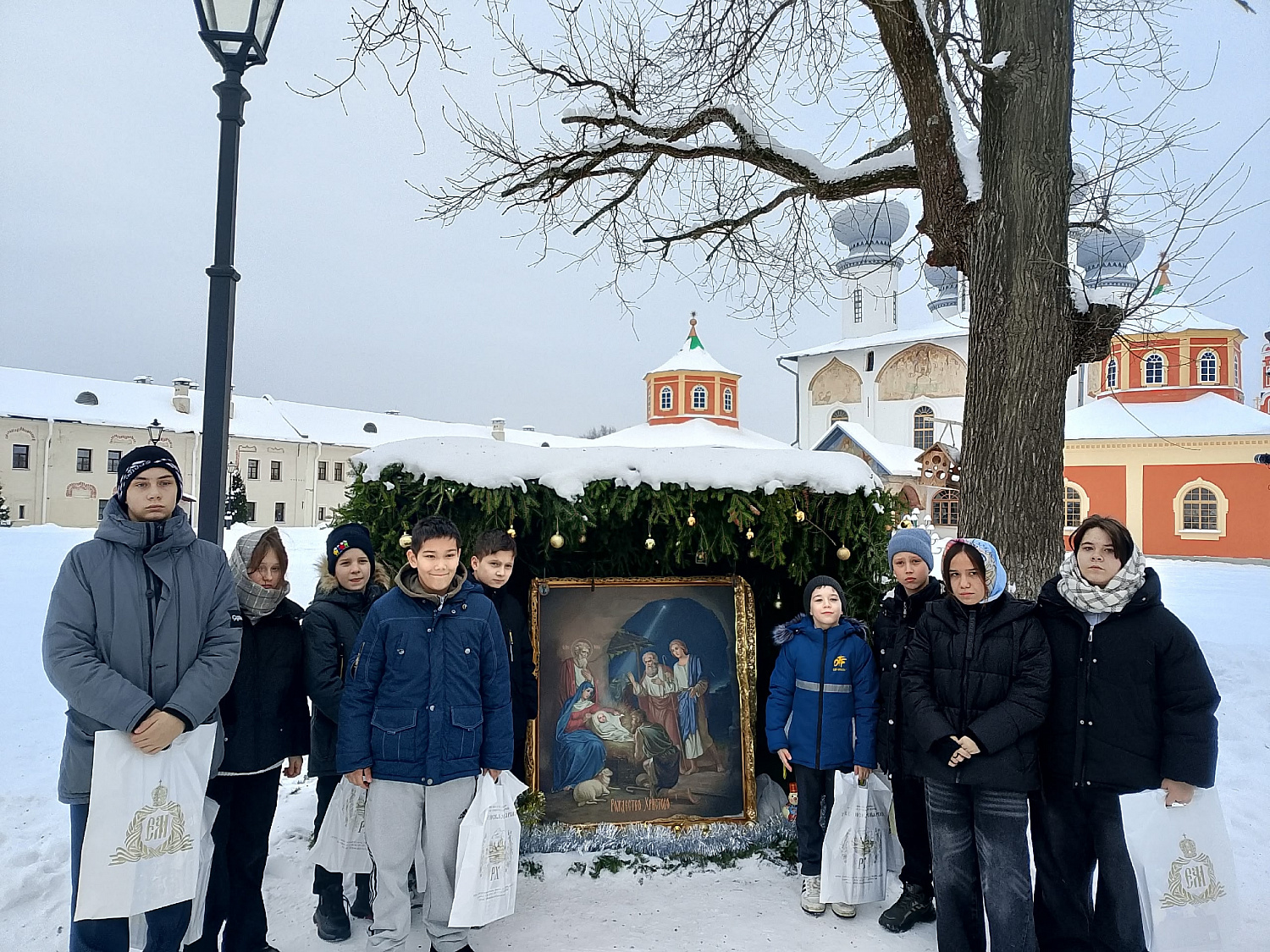 Воспитанники Тихвинского ресурсного центра посетили праздничную Рождественскую ёлку!