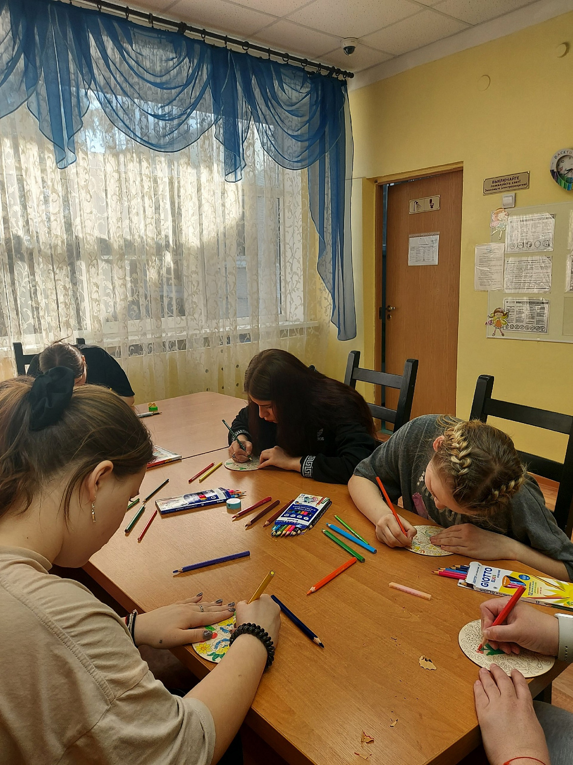 Арт-терапия в работе с детьми: цветотерапия на групповом занятии